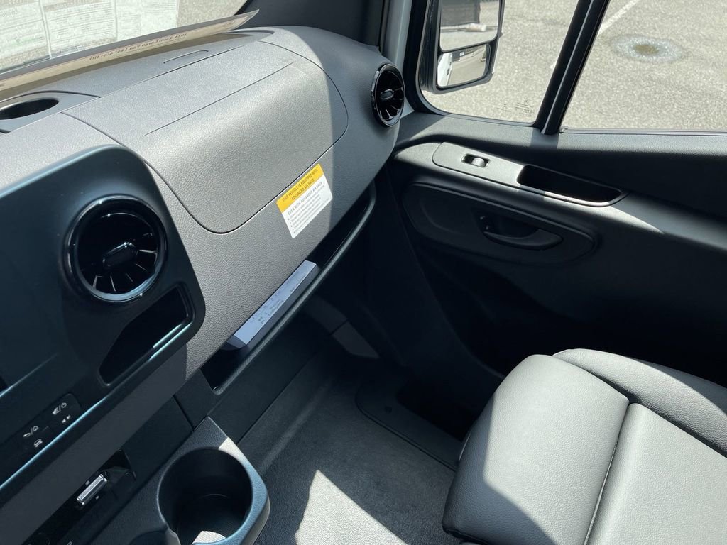 Used 2024 Mercedes-Benz Sprinter 2500 image 25