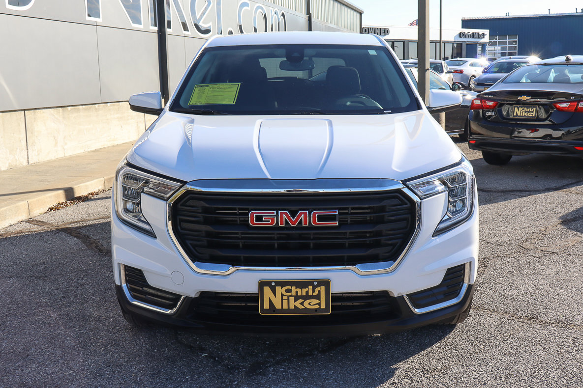 Used 2024 GMC Terrain SLE image 2