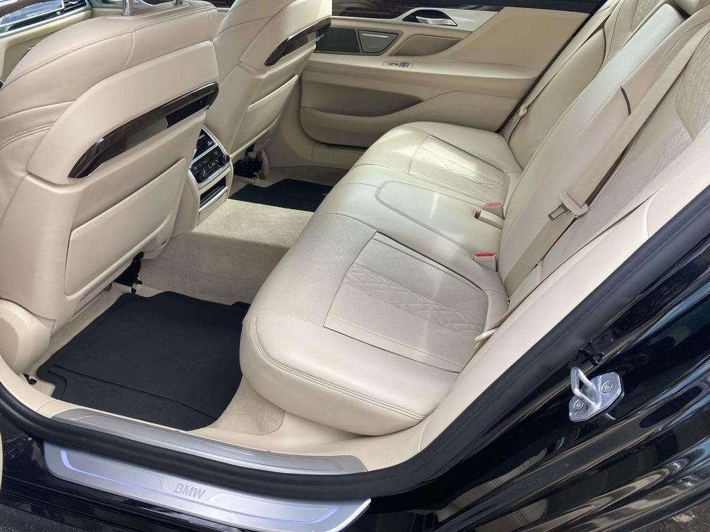 Used 2019 BMW 750i RWD image 9