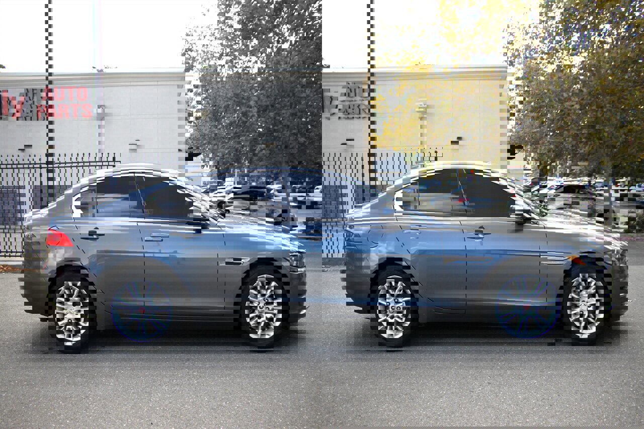 Used 2018 Jaguar XE Premium image 9