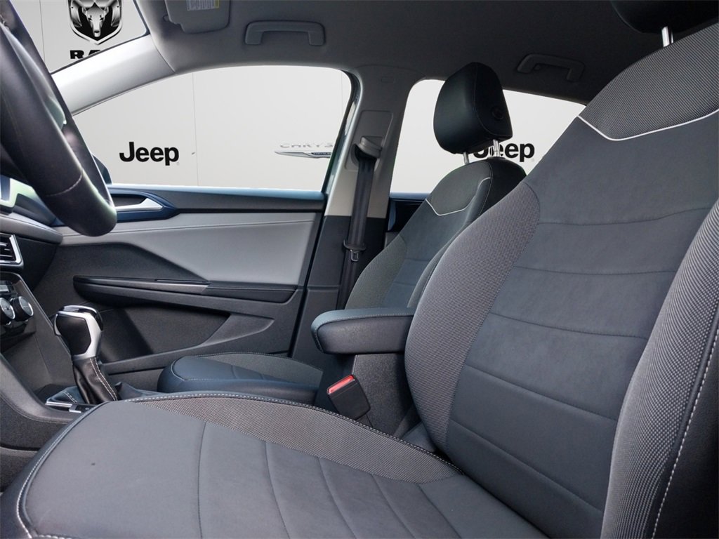 Used 2024 Volkswagen Taos SE w/ Black Wheel Package image 8