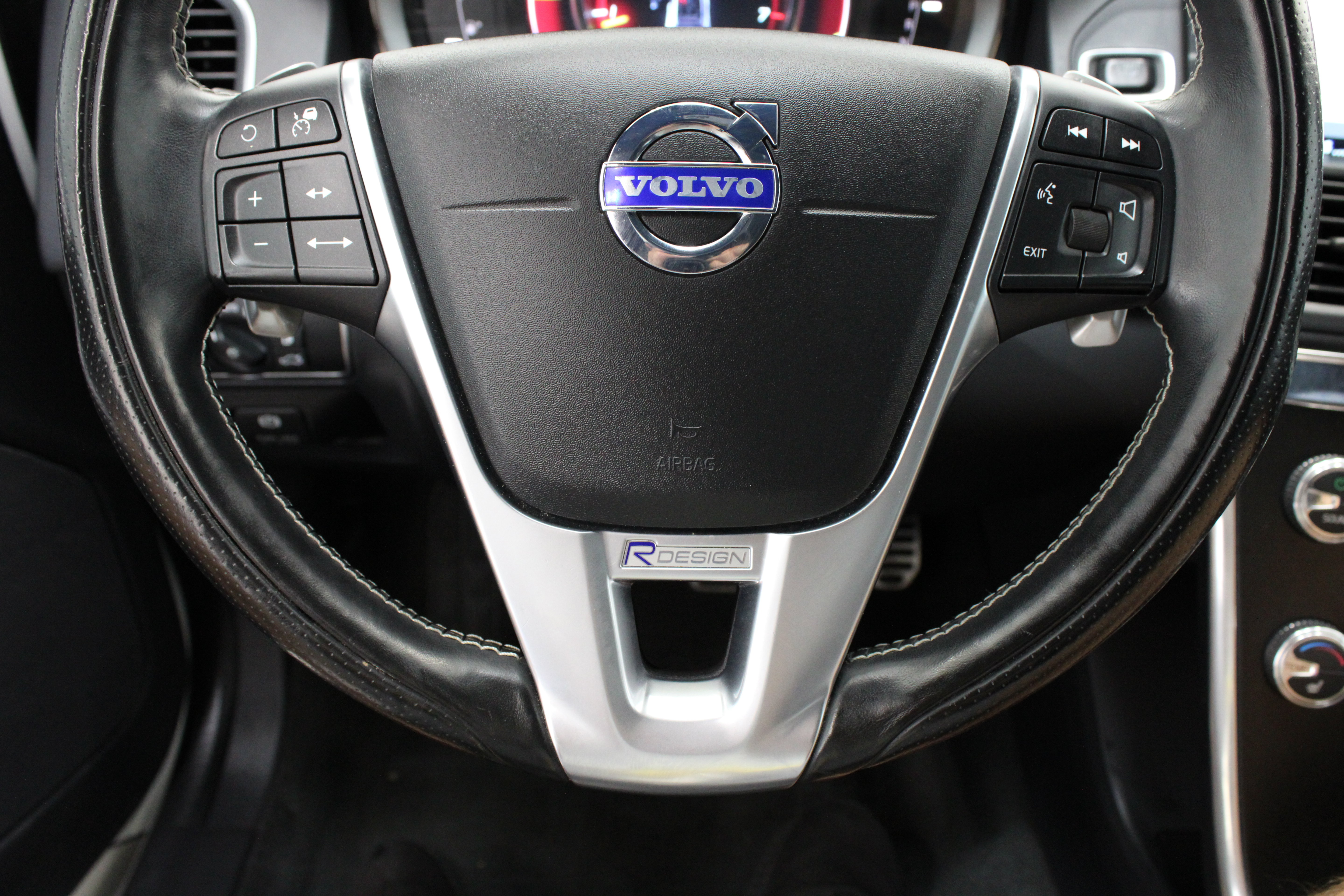 Used 2015 Volvo XC60 T6 R-Design Platinum AWD/4WD image 25