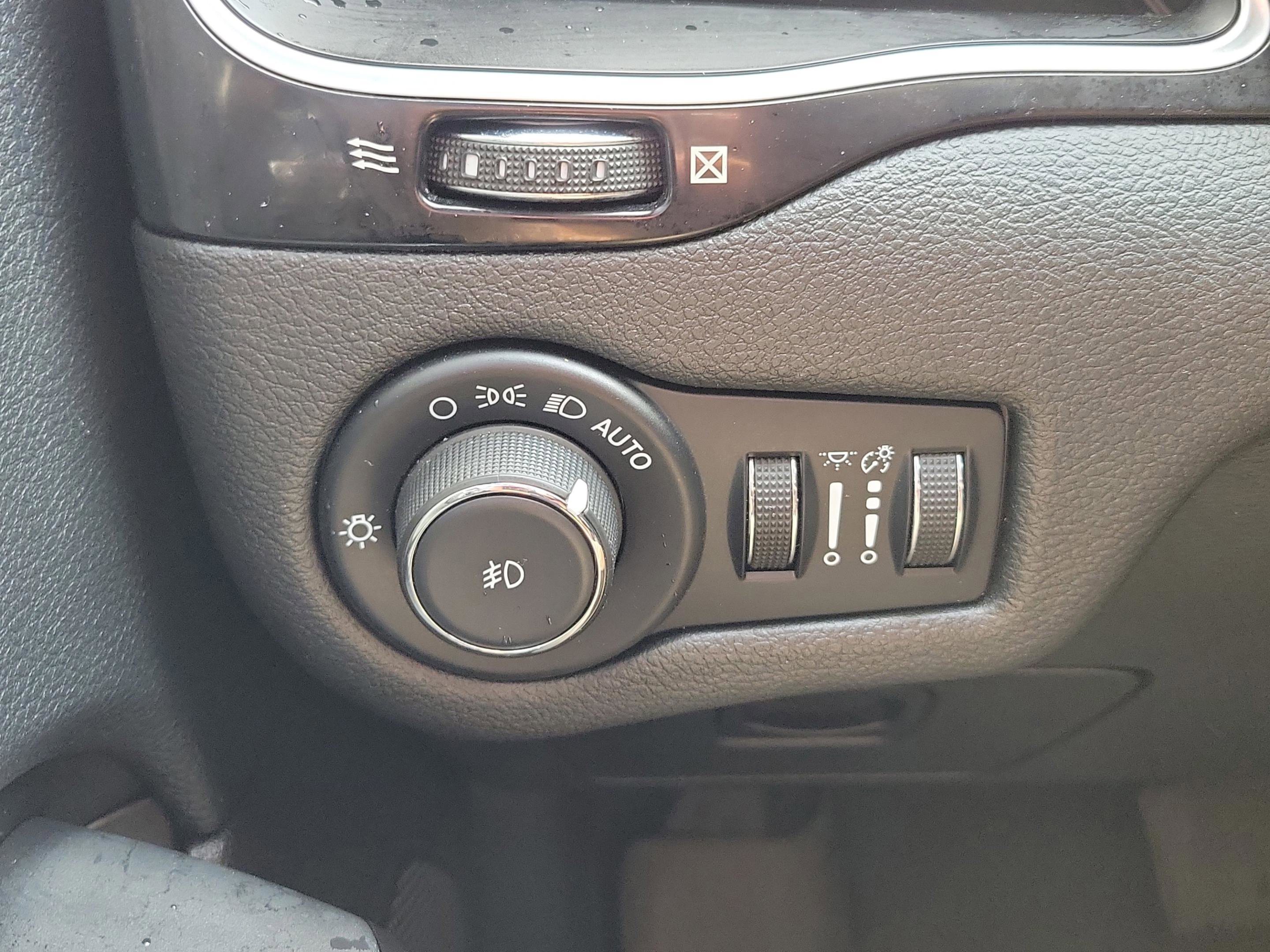 Used 2021 Jeep Cherokee Latitude Plus AWD/4WD image 27