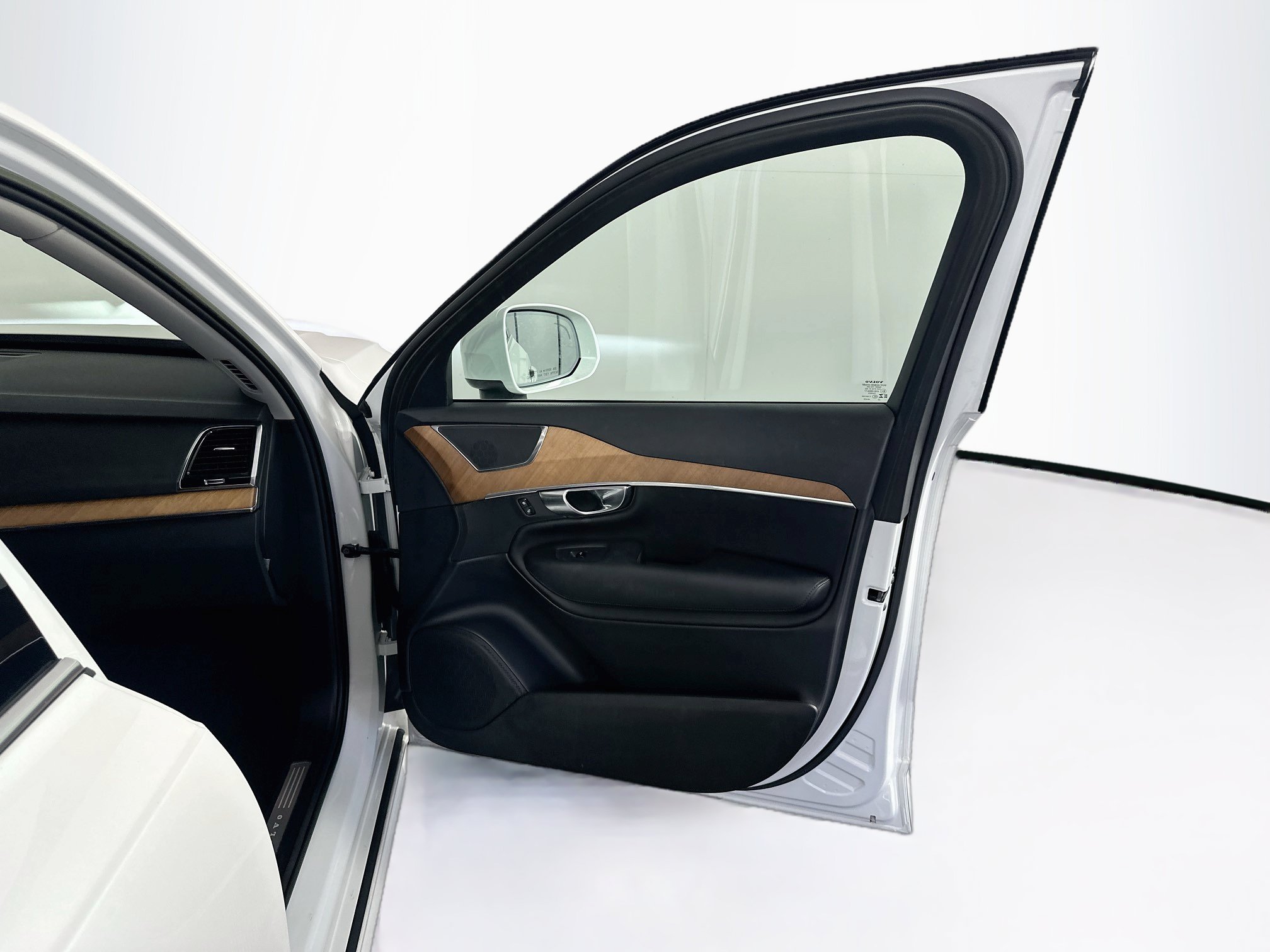 Used 2023 Volvo XC90 B6 Plus w/ Protection Package Premier AWD/4WD image 36
