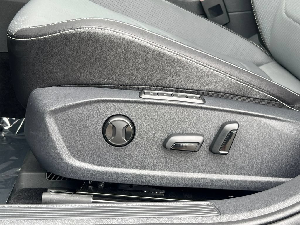 Used 2026 Volkswagen Jetta SEL FWD image 12