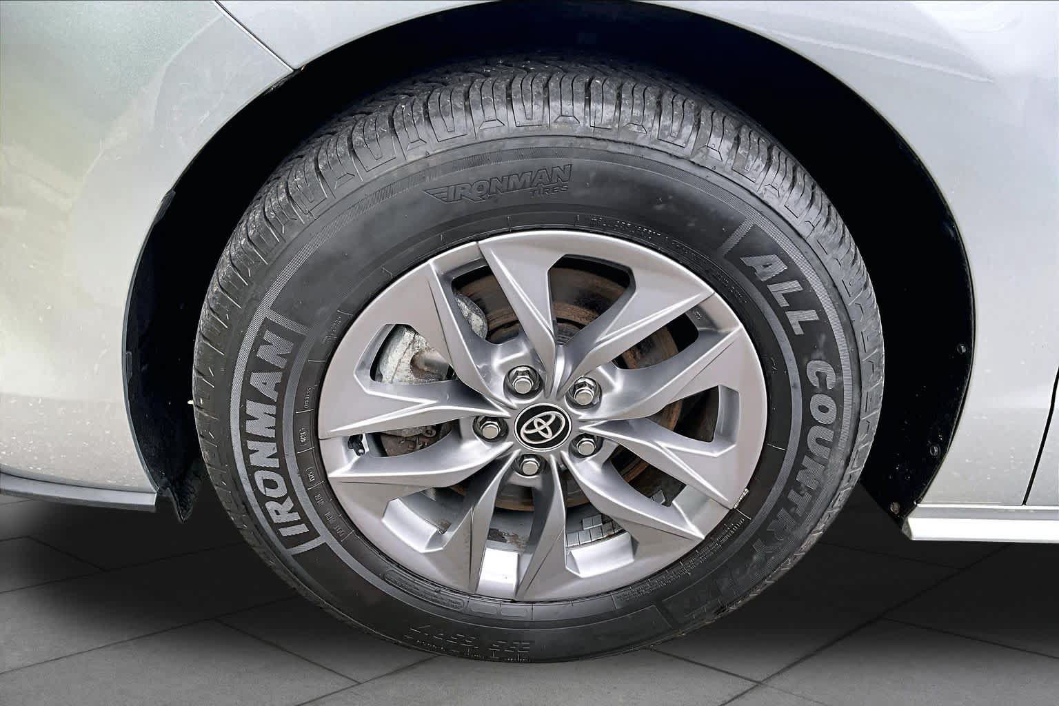 Used 2023 Toyota Sienna LE AWD/4WD image 11