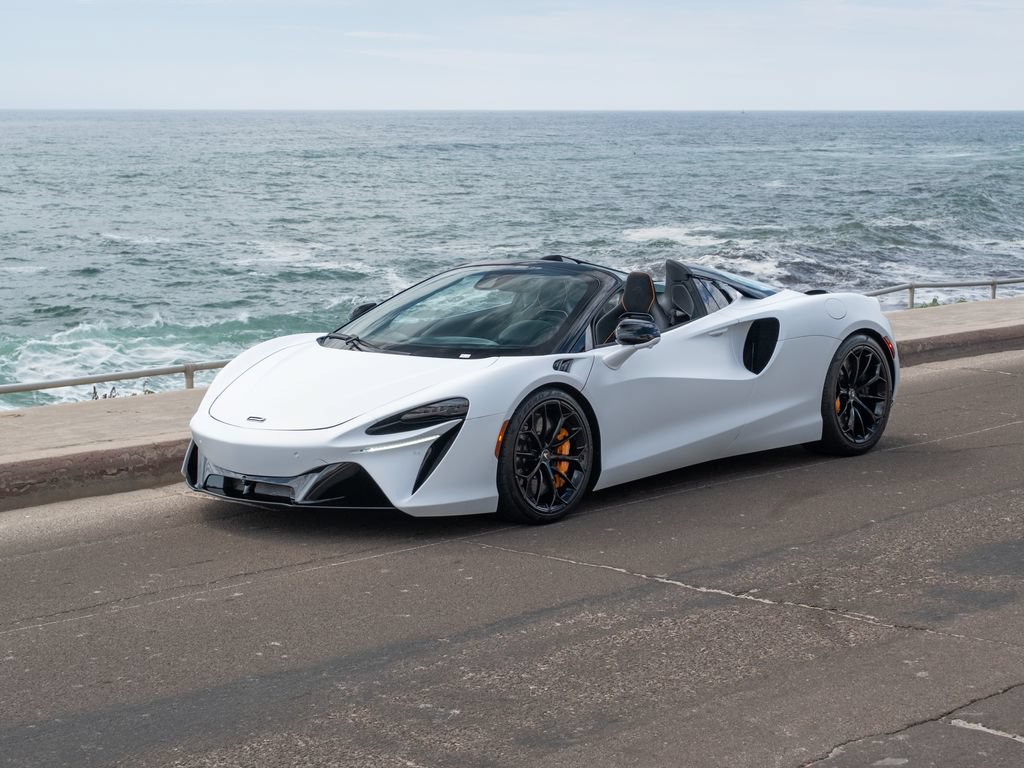 Used 2025 McLaren Artura Spider RWD image 1