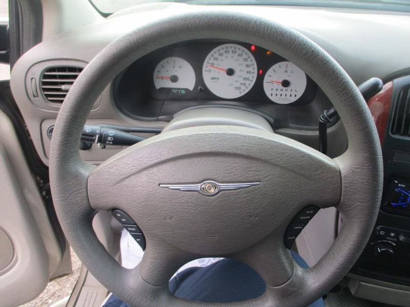Used 2005 Chrysler Town & Country w/ Popular Equipment Group I FWD image 11