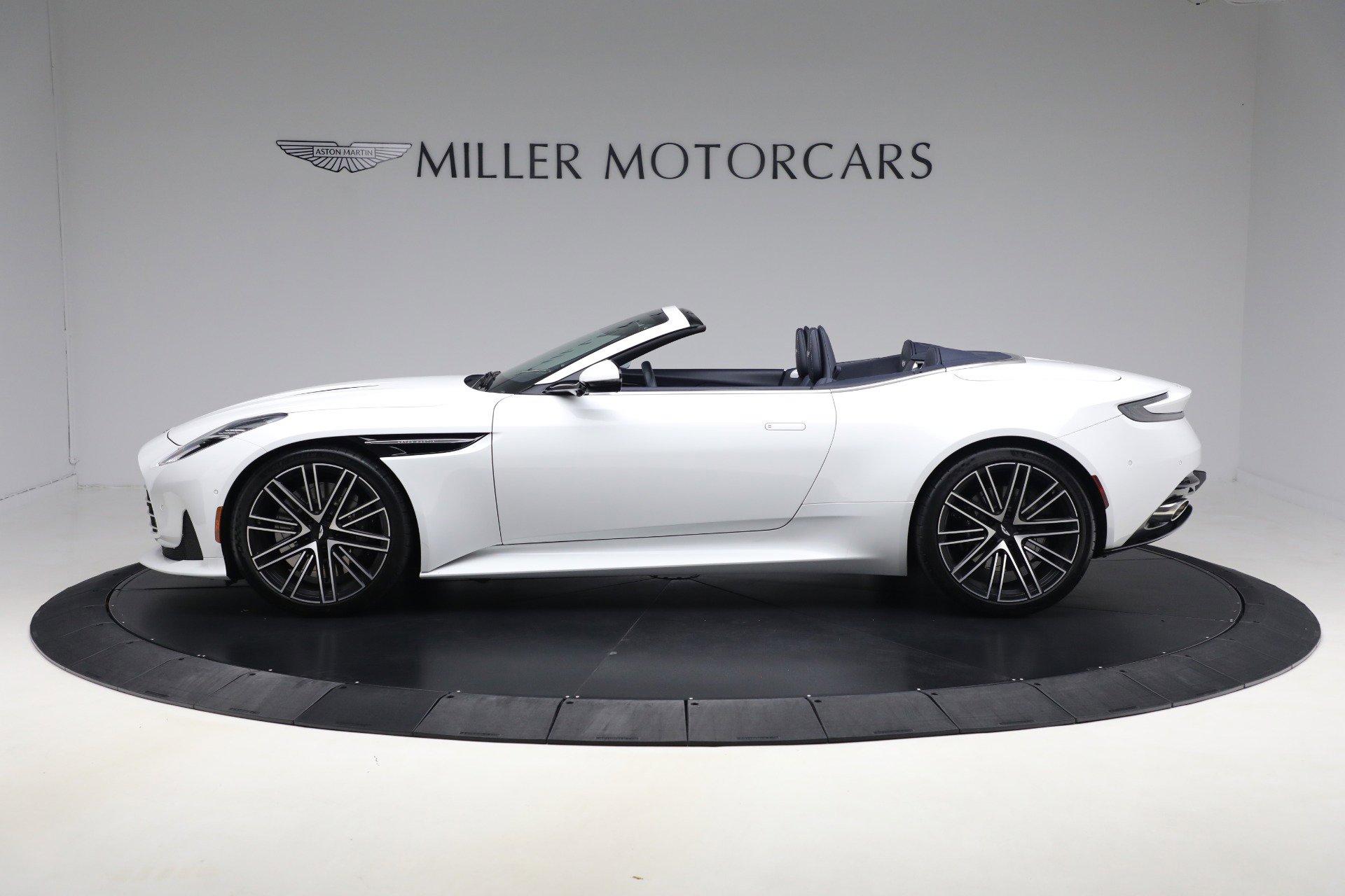 Used 2024 Aston Martin DB12 Convertible image 3