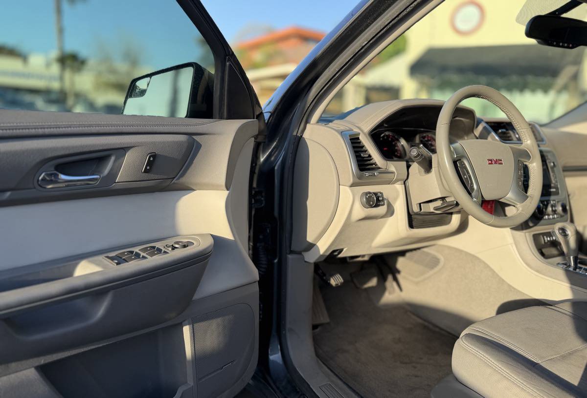 Used 2014 GMC Acadia SLE image 27