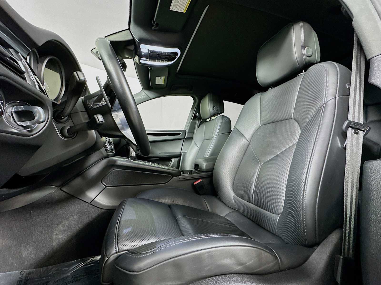 Certified 2020 Porsche Macan image 5