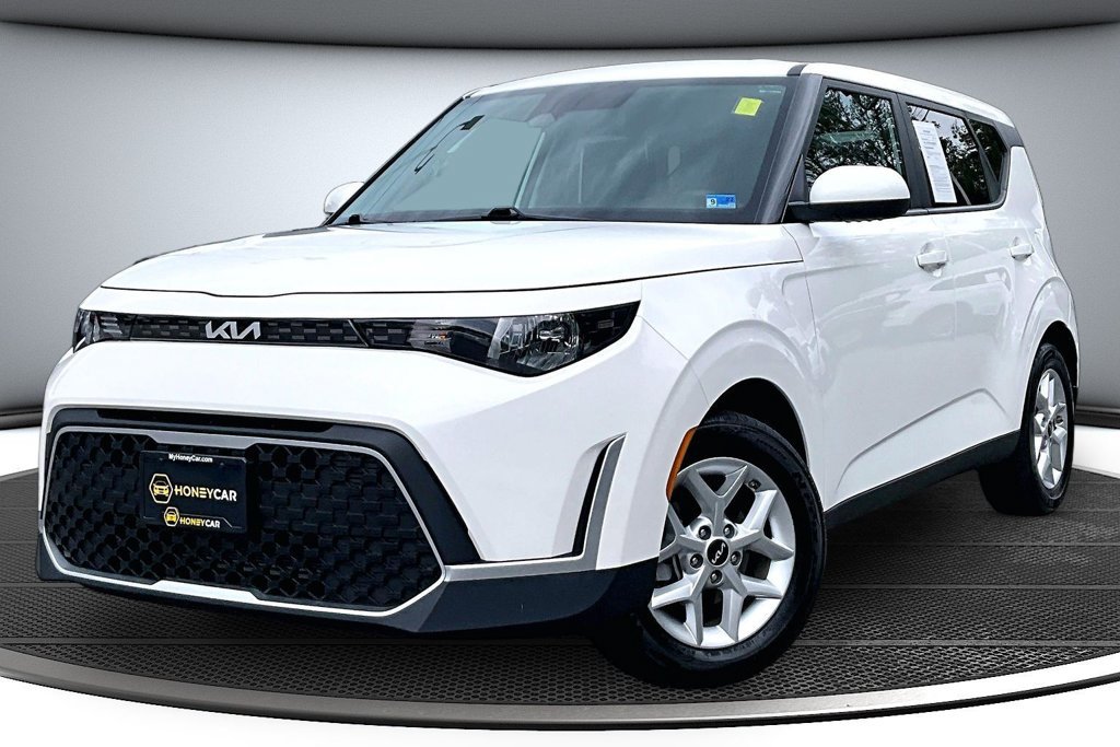 Used 2023 Kia Soul LX w/ Option Group 015 FWD image 3