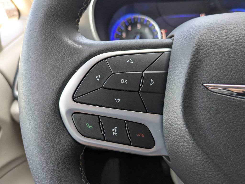Used 2024 Chrysler Pacifica Touring-L FWD image 19