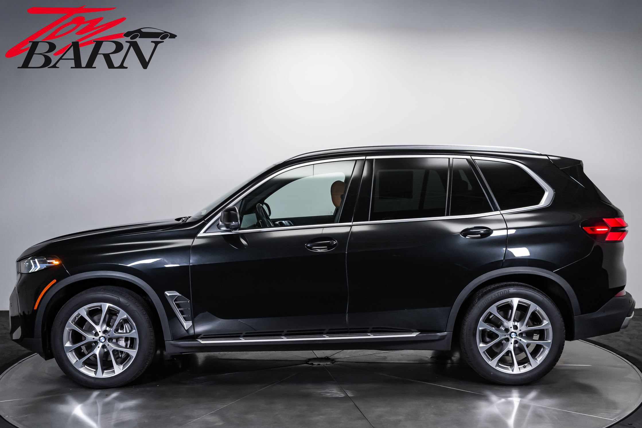 Used 2024 BMW X5 xDrive40i w/ Premium Package AWD/4WD image 2