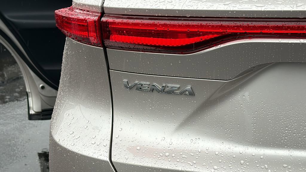 Used 2021 Toyota Venza XLE w/ Carpet Mat Package (TMS) image 12