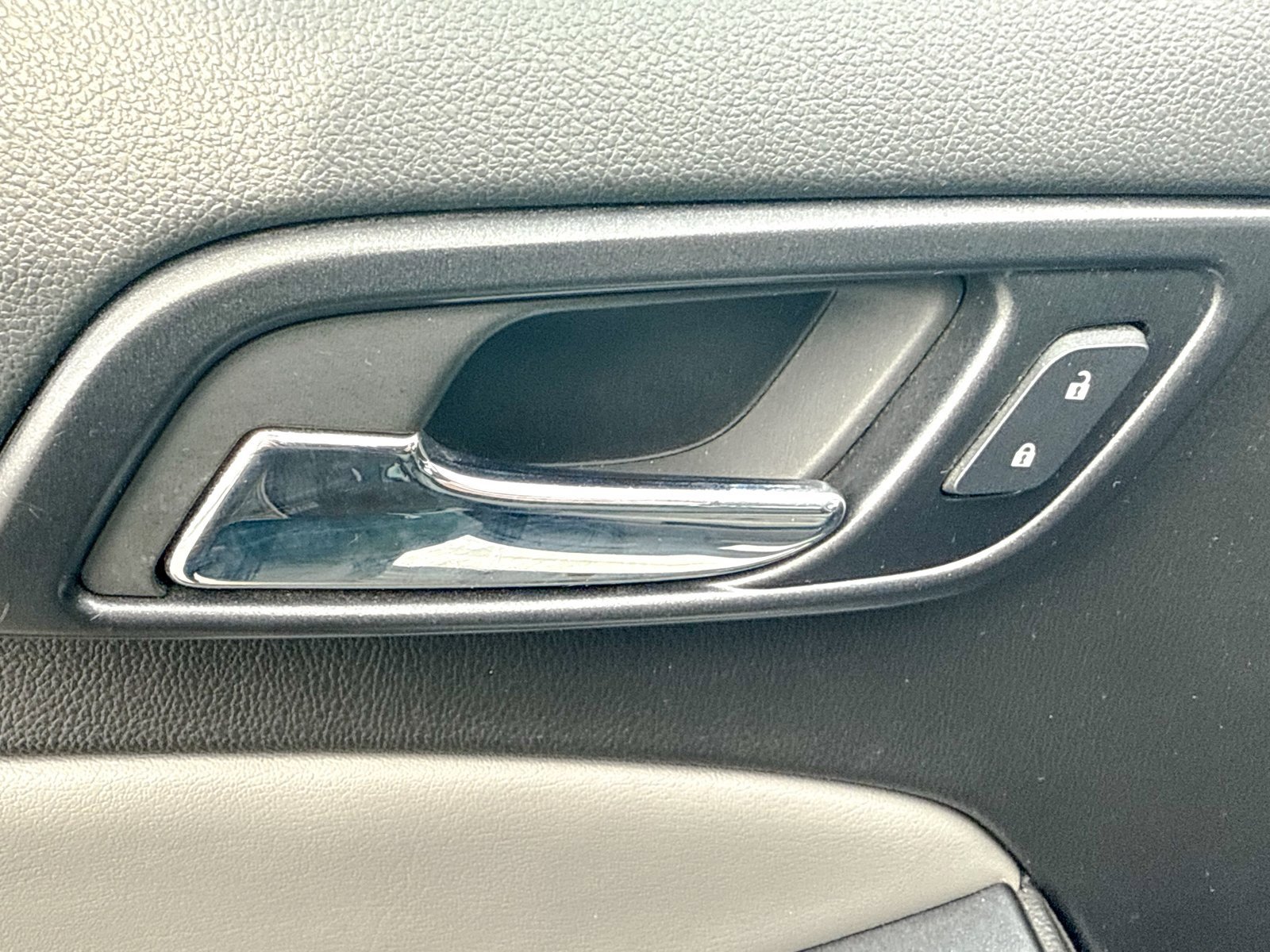 Used 2018 Chevrolet Suburban LT image 18