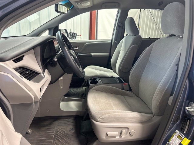 Used 2017 Toyota Sienna LE AWD/4WD image 13