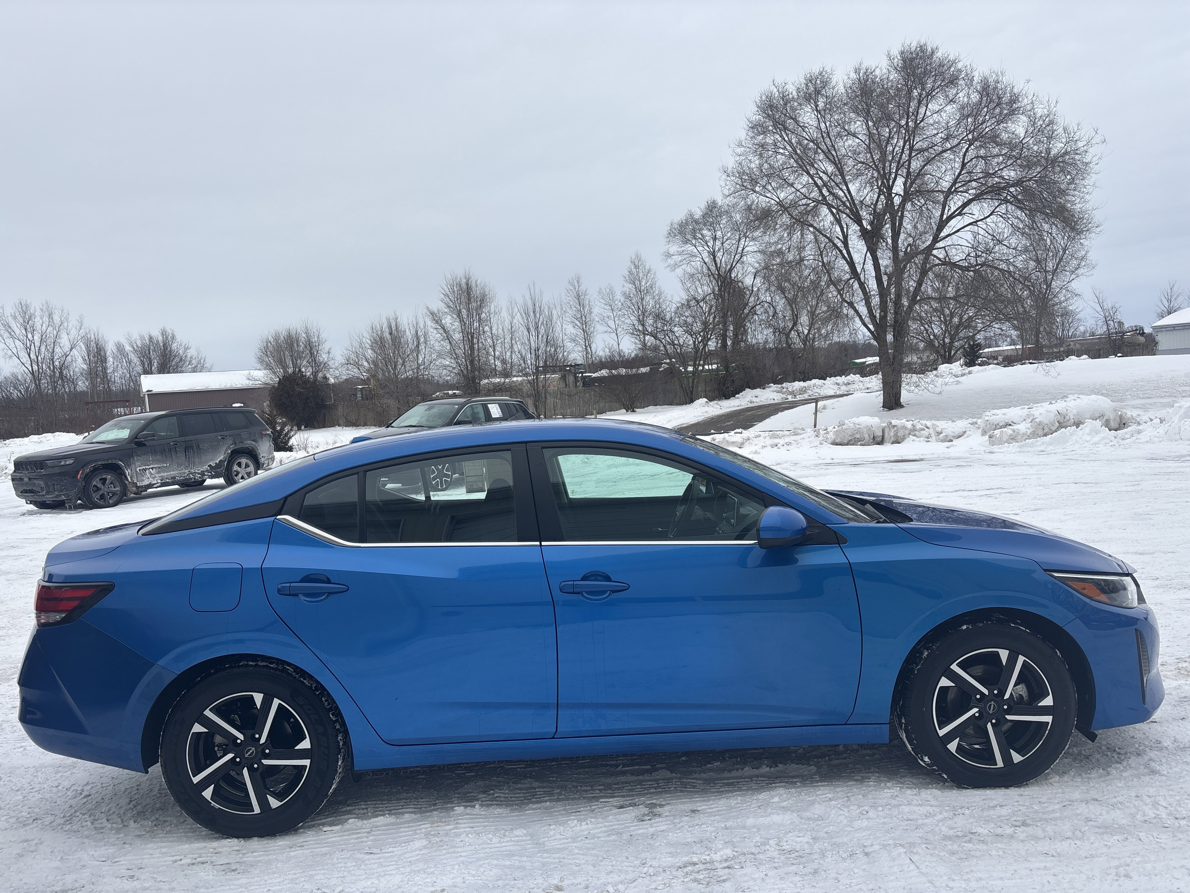 Used 2024 Nissan Sentra SV image 2