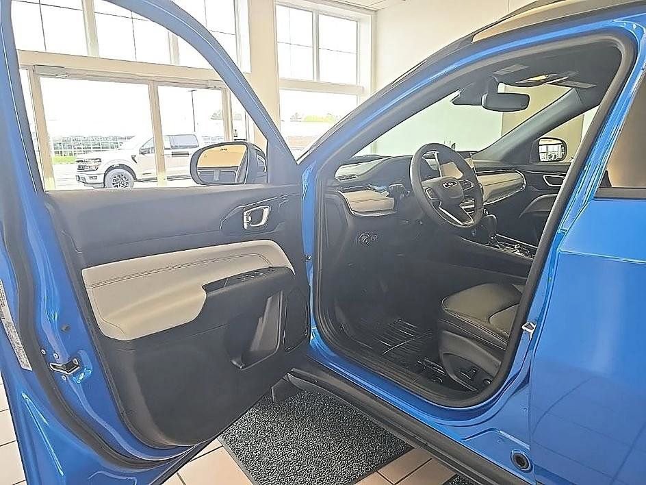Used 2024 Jeep Compass Limited image 12