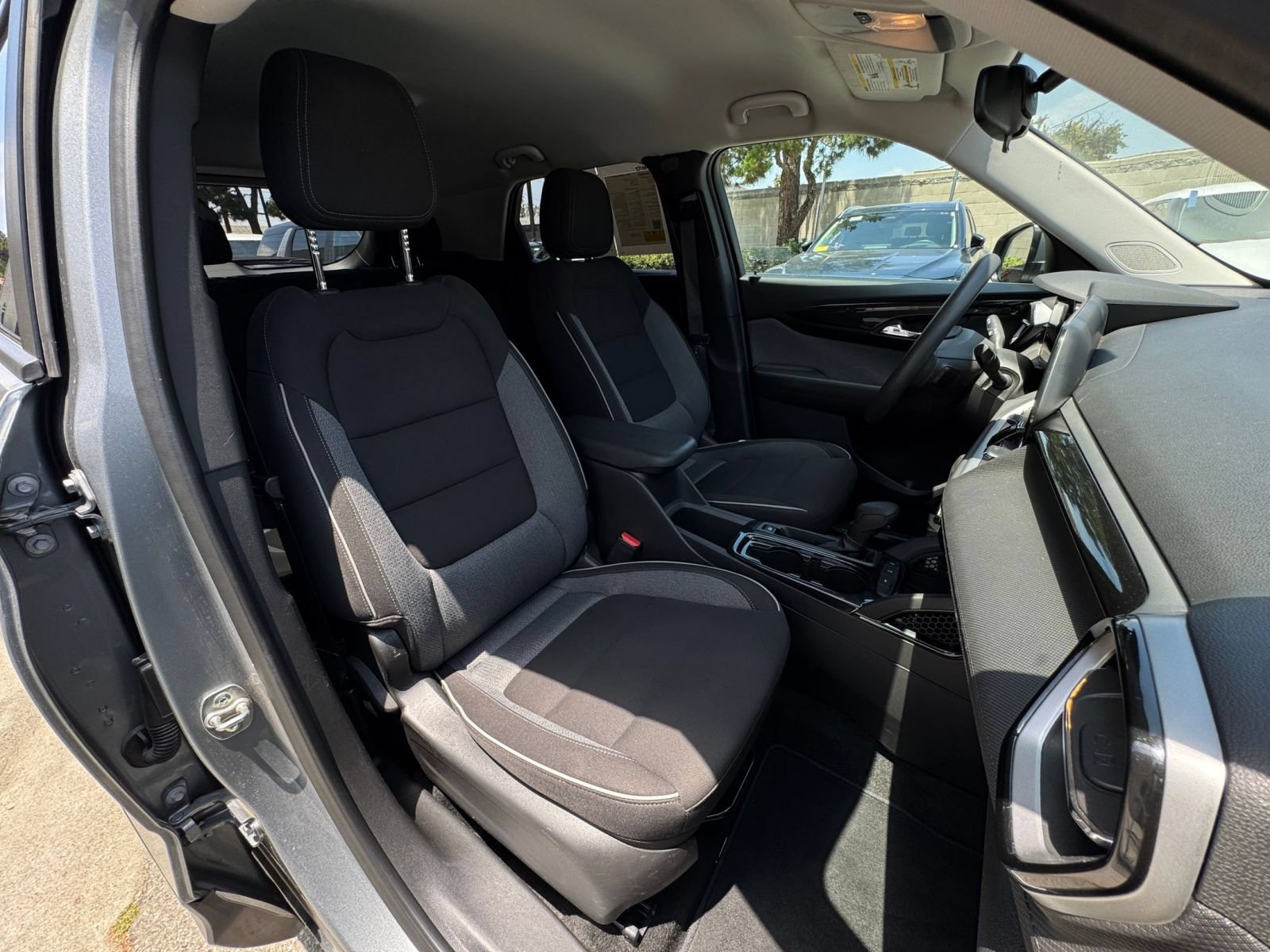Used 2025 Chevrolet TrailBlazer LT FWD image 35