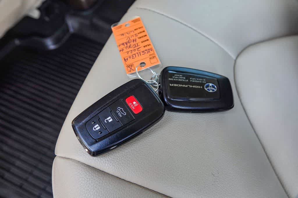Used 2022 Toyota Highlander XLE FWD image 28