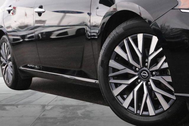 Used 2025 Nissan Altima 2.5 SV image 3