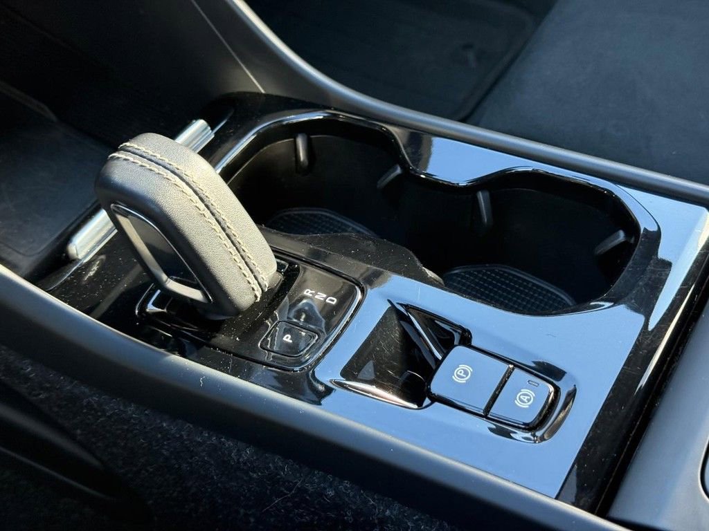 Used 2020 Volvo XC40 T5 R-Design w/ Protection Package Premier image 20