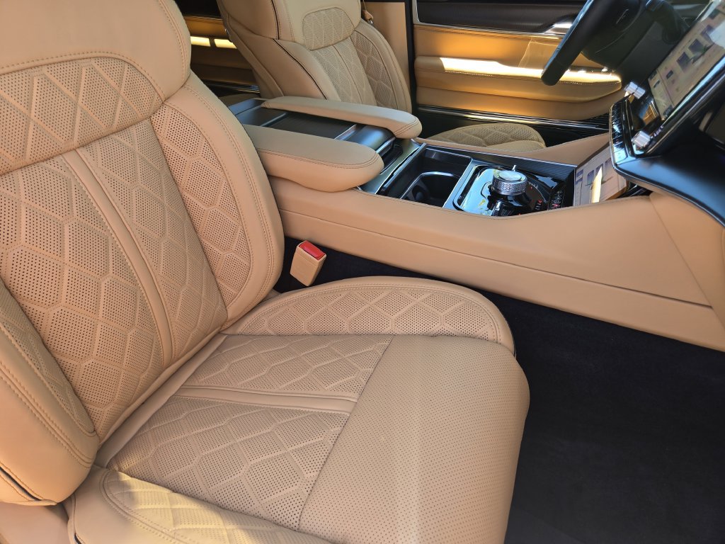 New 2026 Jeep Grand Wagoneer L Summit AWD/4WD image 9