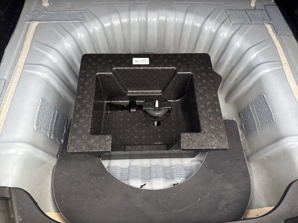 Used 2025 Chevrolet Malibu LT image 40