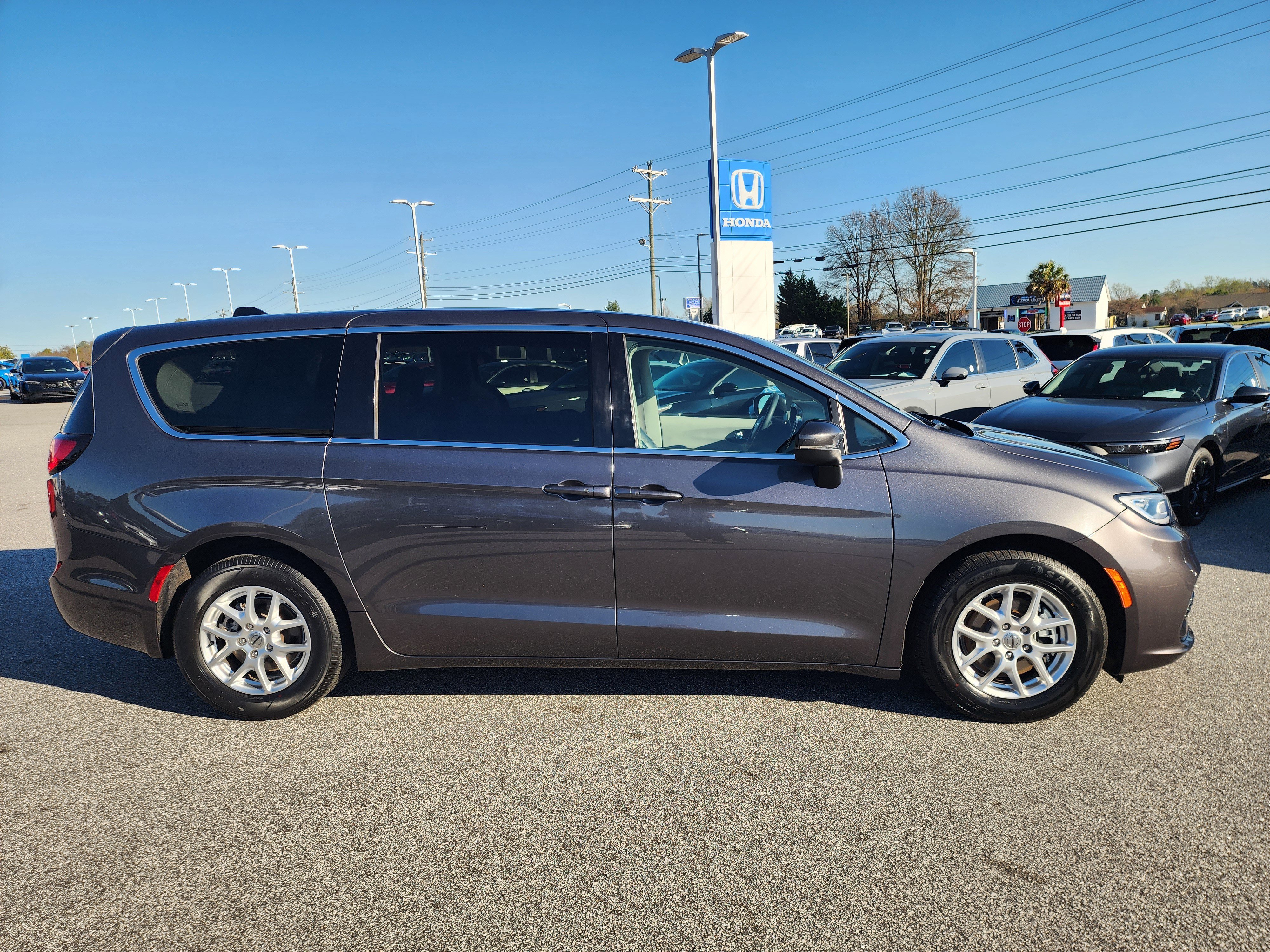 Used 2023 Chrysler Pacifica Touring-L image 3