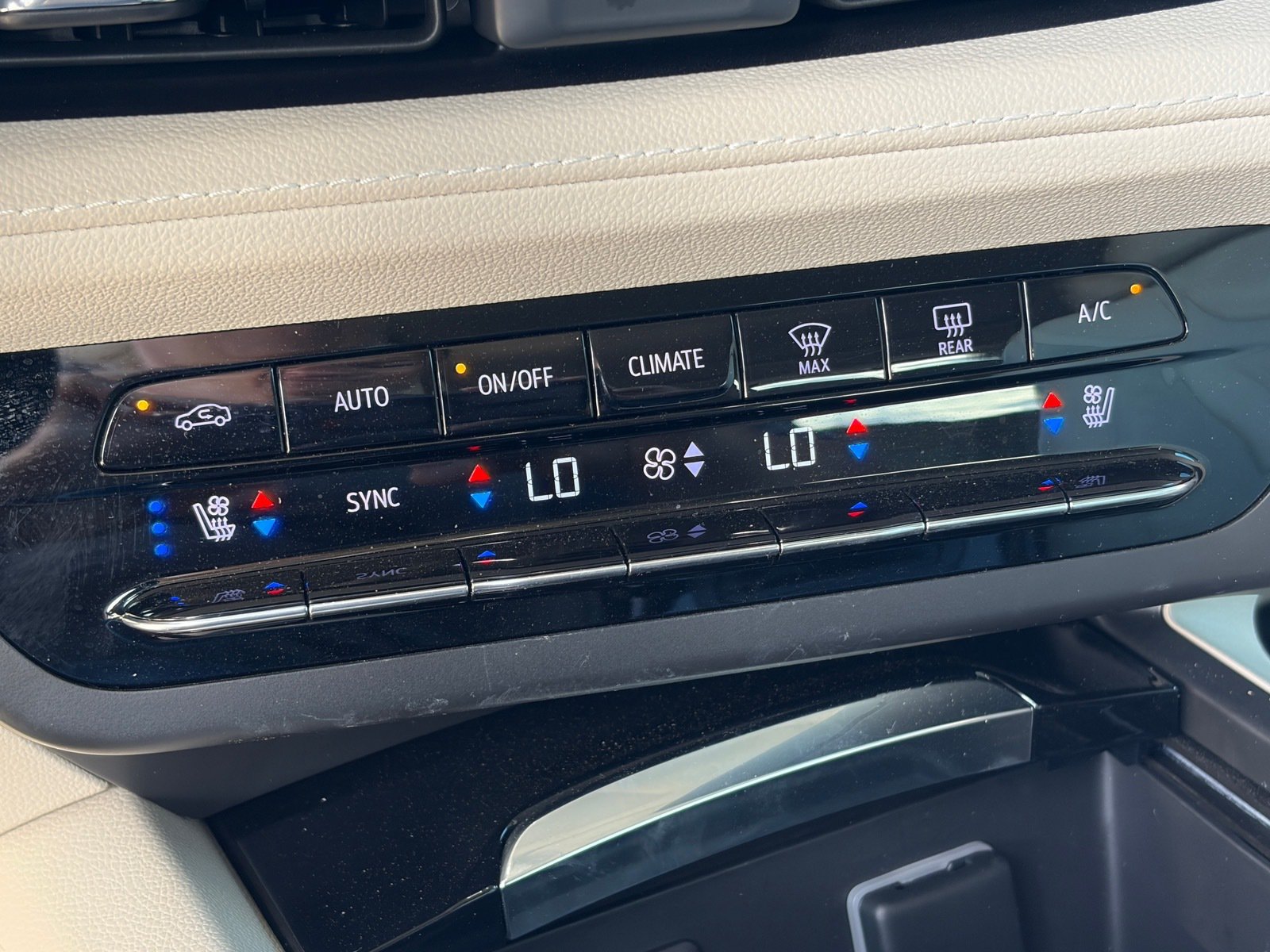 Used 2021 Buick Envision Avenir w/ Technology Package II FWD image 27