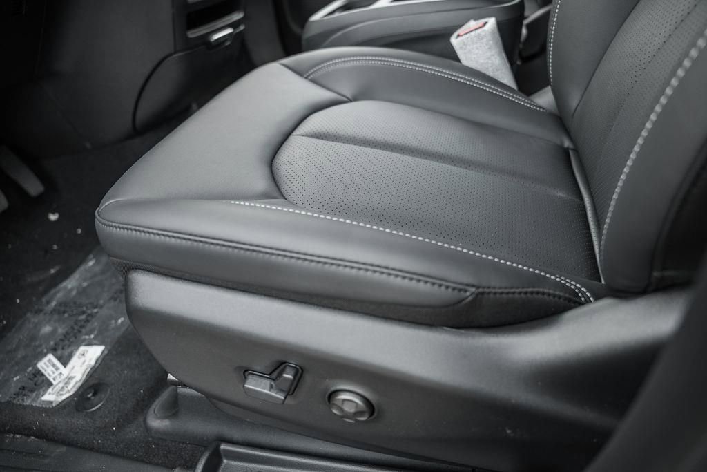 New 2025 Chrysler Pacifica Select FWD image 30