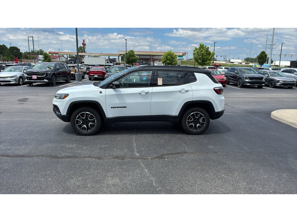 Used 2025 Jeep Compass Trailhawk AWD/4WD image 3