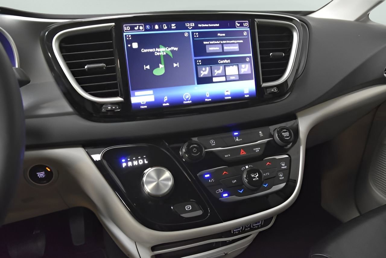 Used 2023 Chrysler Pacifica Touring-L image 19