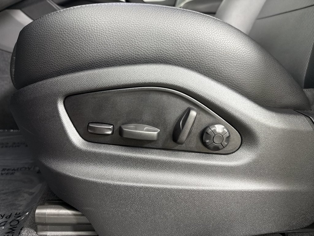 Certified 2025 Porsche Cayenne AWD/4WD image 40
