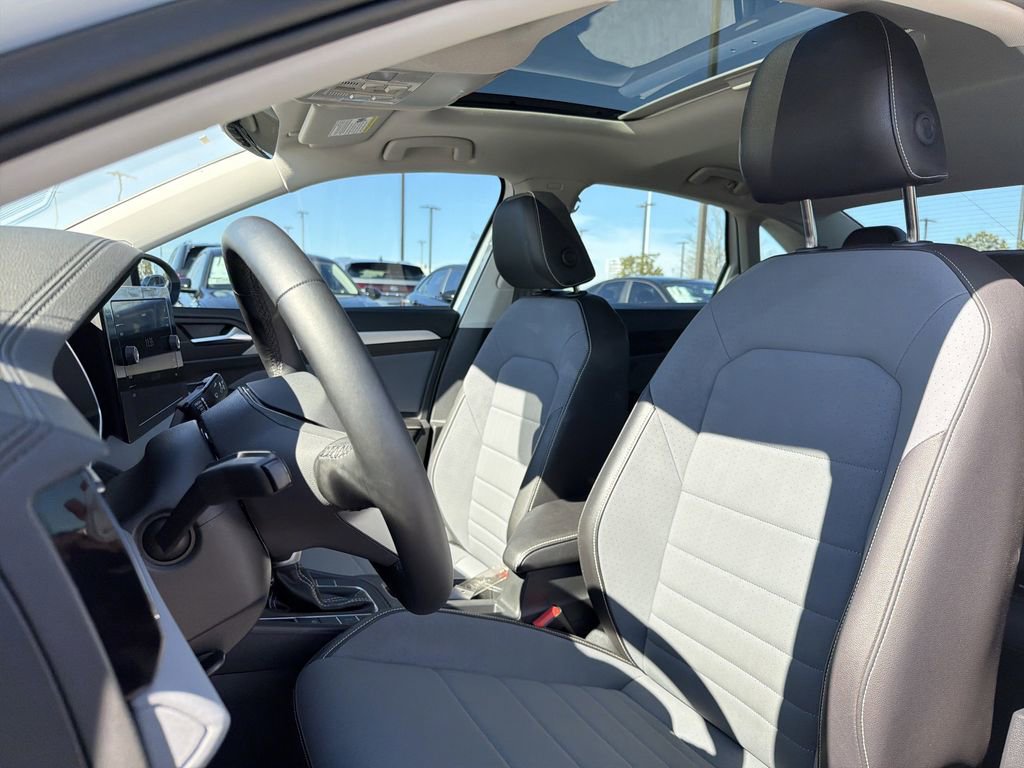 Used 2025 Volkswagen Jetta SE image 12