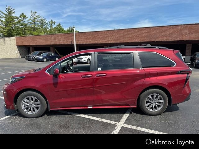 Used 2024 Toyota Sienna XLE FWD image 5
