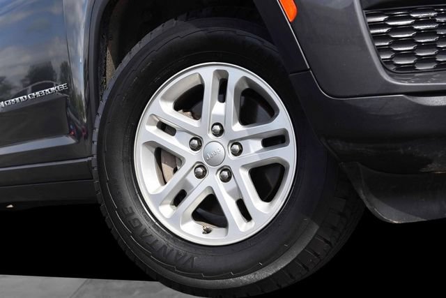 Used 2024 Jeep Grand Cherokee Laredo AWD/4WD image 3