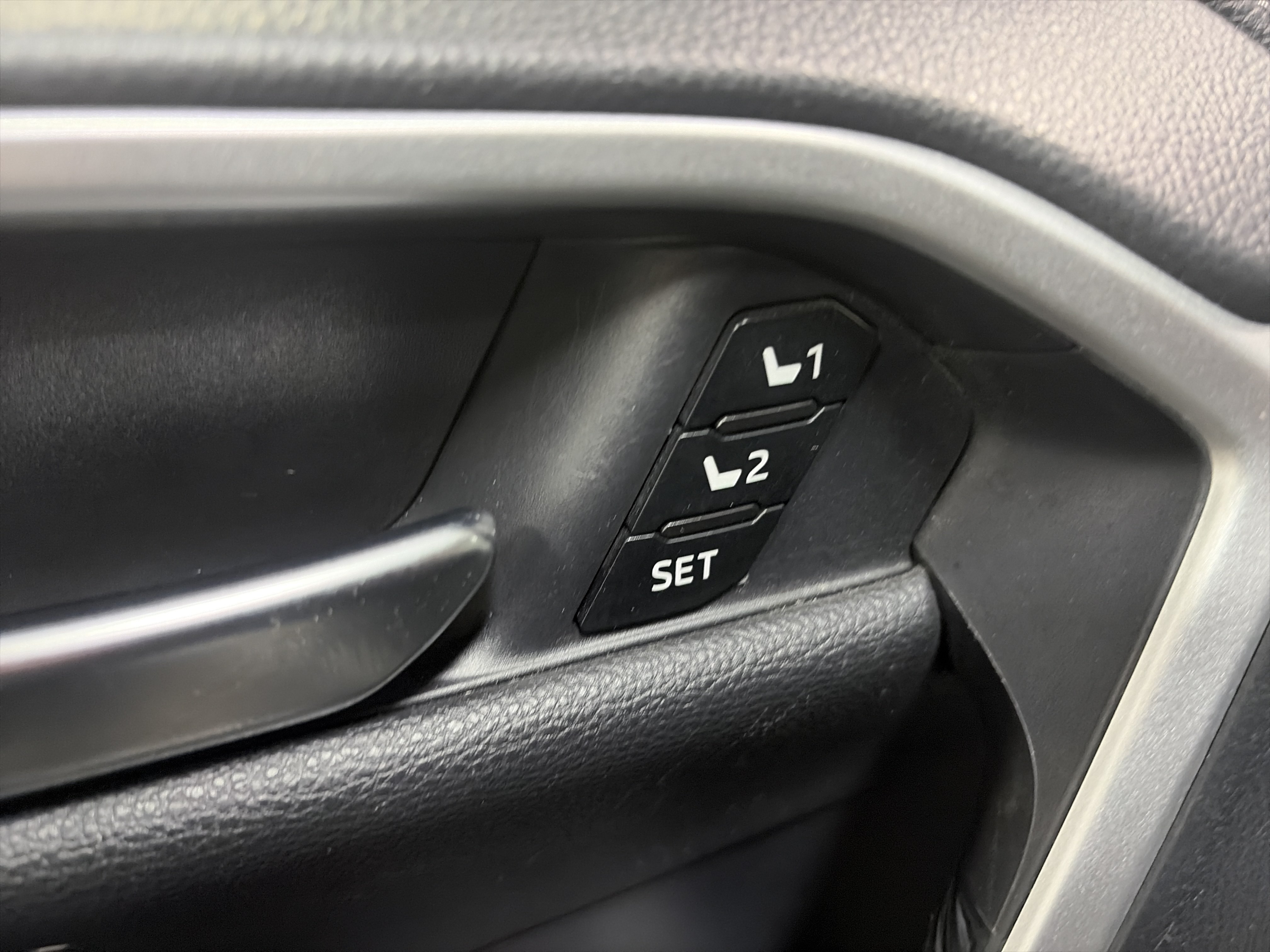 Used 2020 Toyota RAV4 Limited w/ Carpet Mat Package AWD/4WD image 26