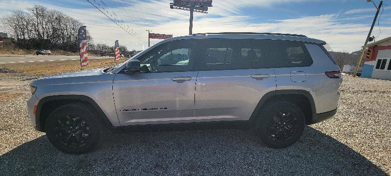 Used 2024 Jeep Grand Cherokee L Laredo image 3