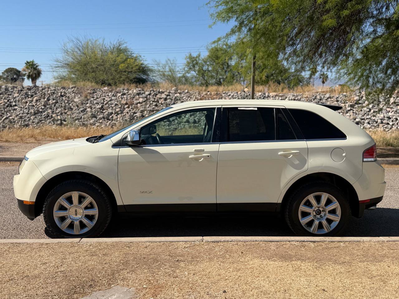Used 2007 Lincoln MKX AWD image 2