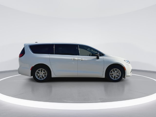 Used 2025 Chrysler Pacifica Select FWD image 9
