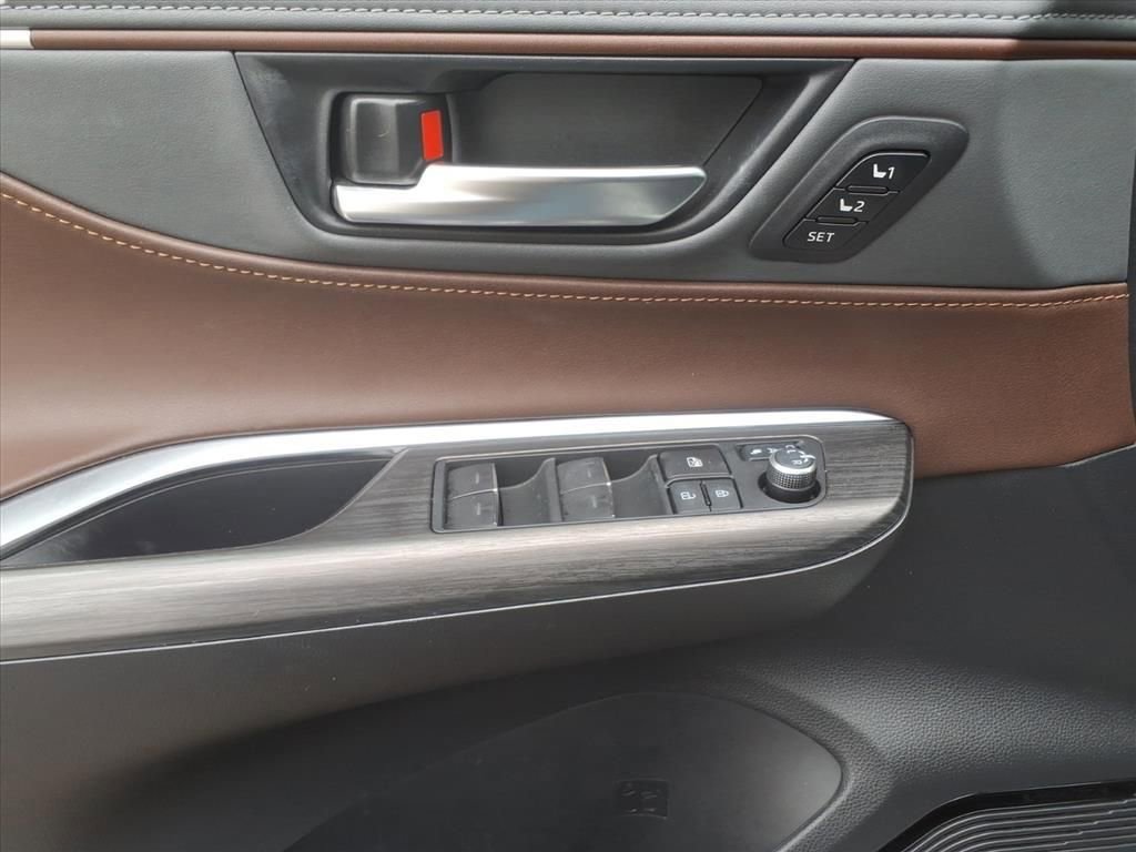 Used 2024 Toyota Venza XLE image 18