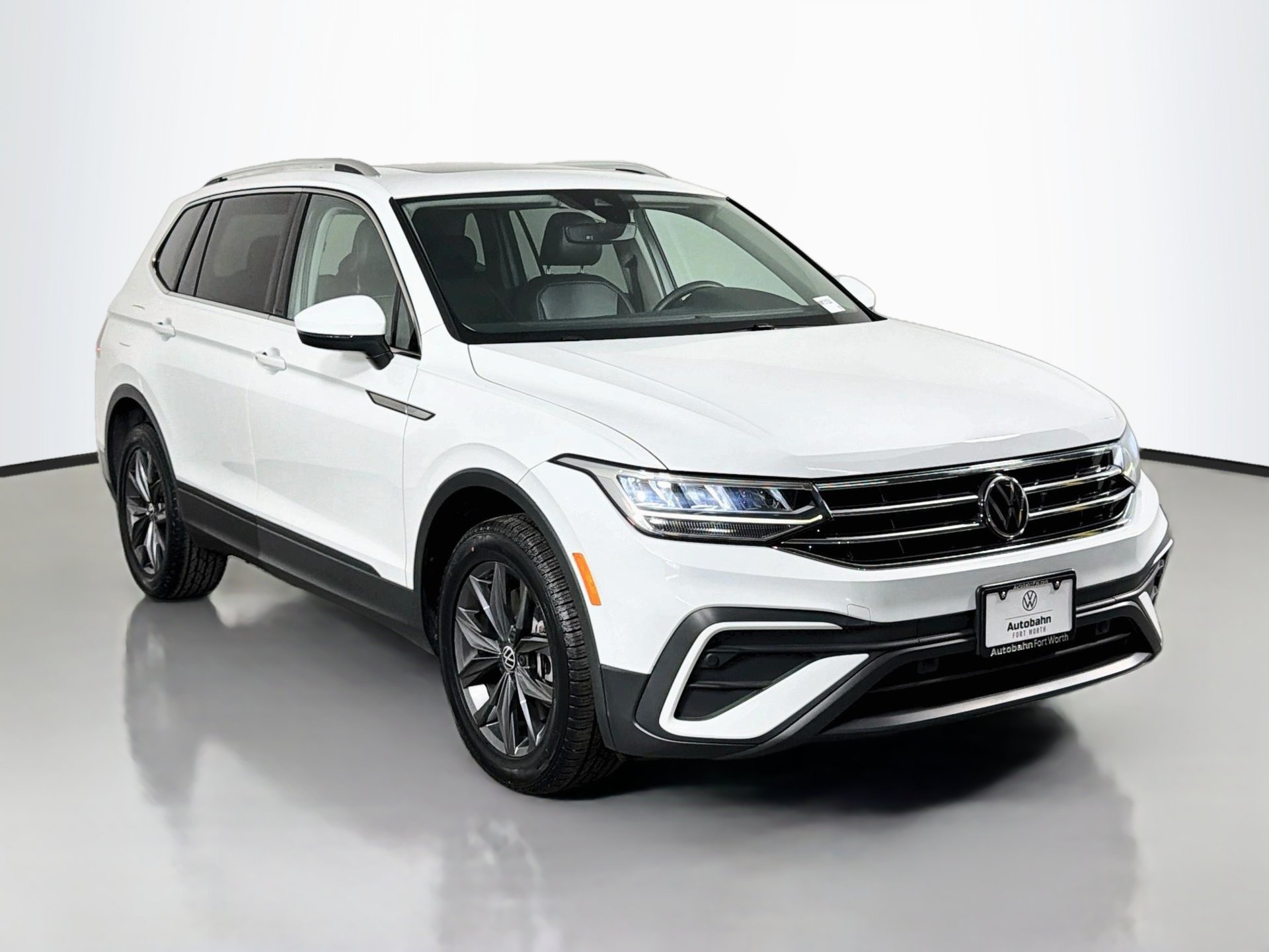 Used 2022 Volkswagen Tiguan SE w/ Panoramic Sunroof Package FWD image 3