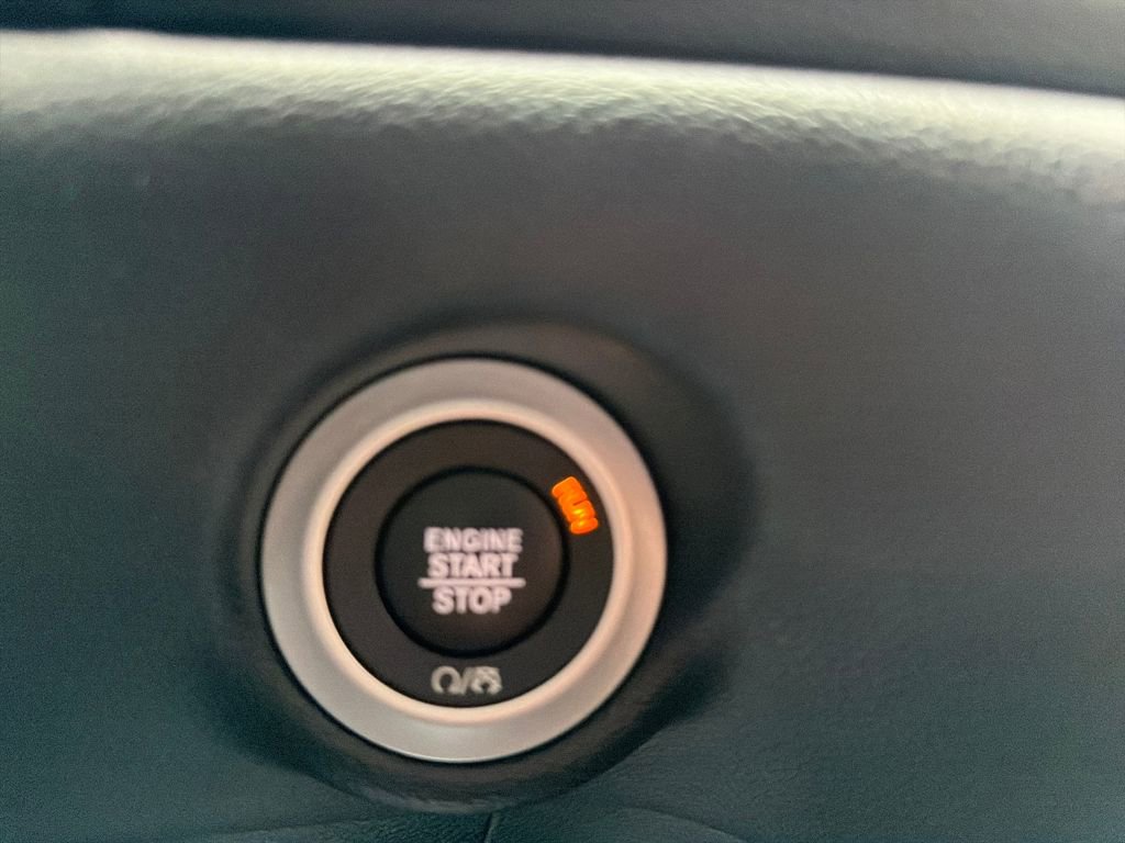 Used 2025 Chrysler Pacifica Select image 31