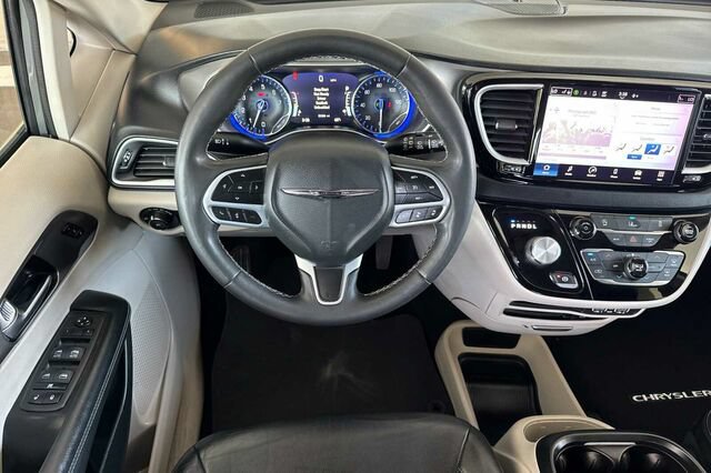 Used 2022 Chrysler Pacifica Touring-L FWD image 11