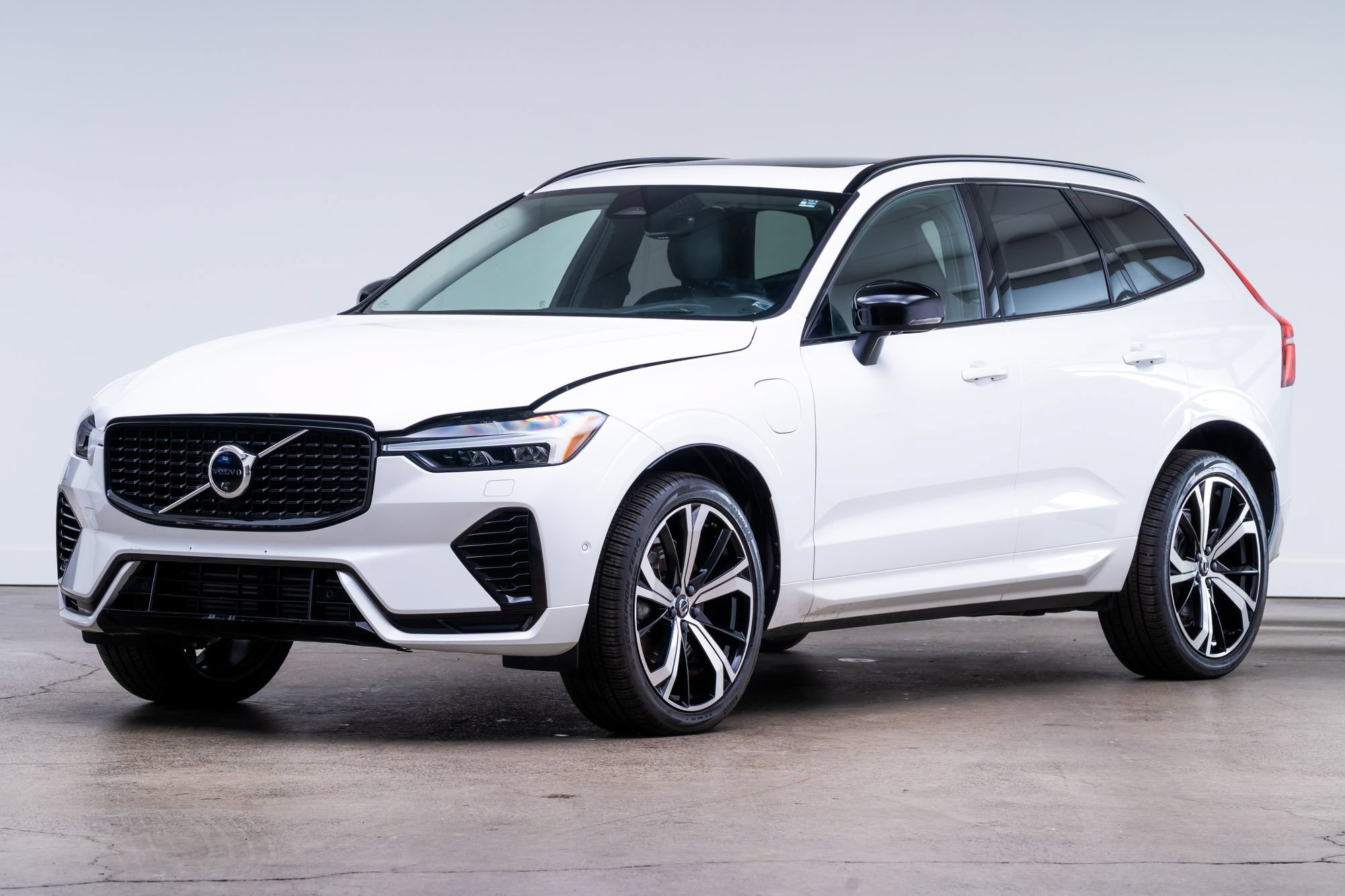 Used 2025 Volvo XC60 T8 Ultra w/ Protection Package Premier AWD/4WD image 3