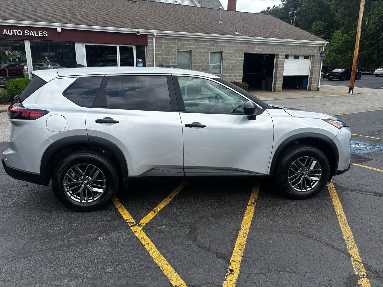 Used 2024 Nissan Rogue S AWD/4WD image 8