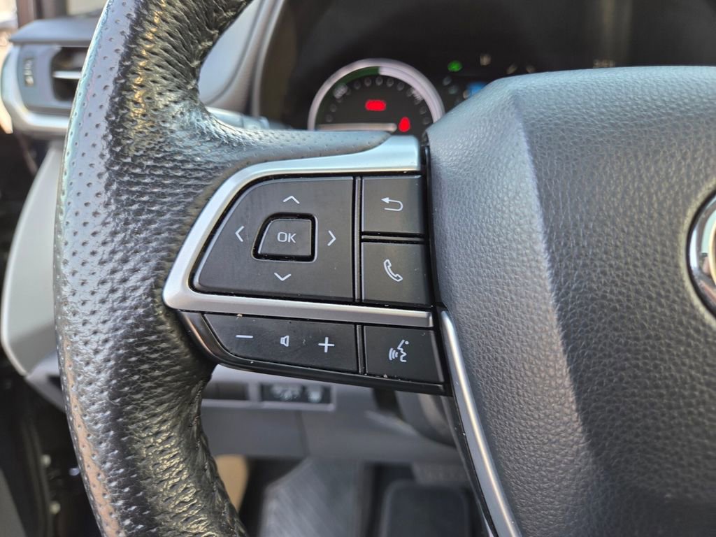 Used 2021 Toyota Sienna Limited image 32