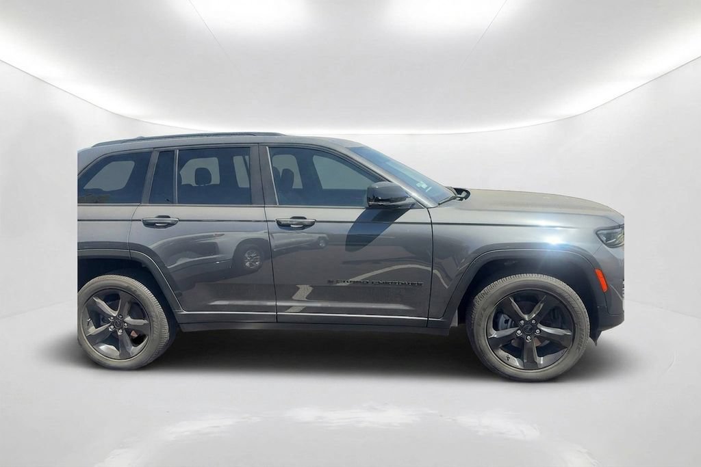 Used 2025 Jeep Grand Cherokee Altitude RWD image 4
